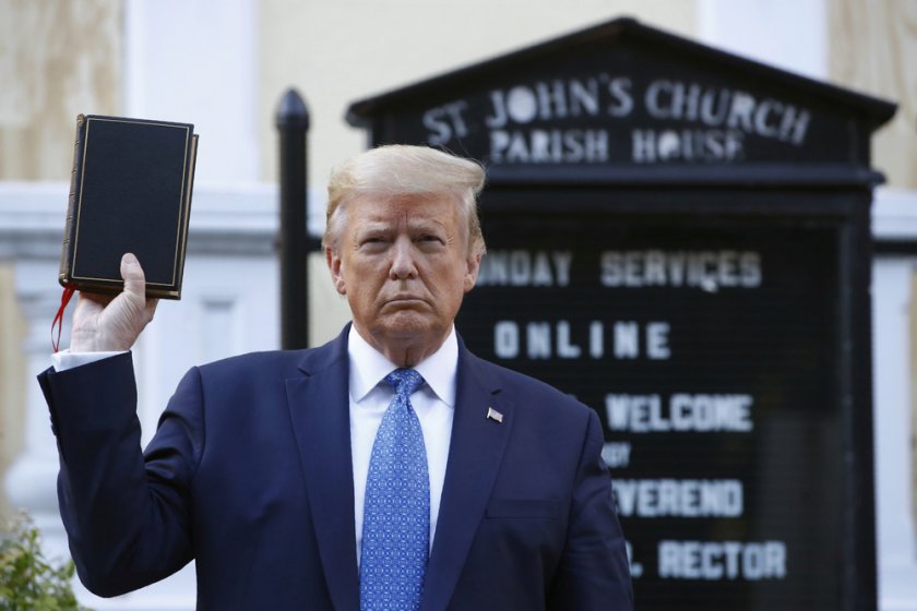 Доналд Тръмп започна да продава библии, докато бърза да се