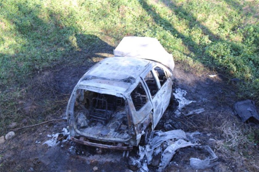Кола падна в пропаст и изгоря на пътя Симитли-Банско (СНИМКИ)