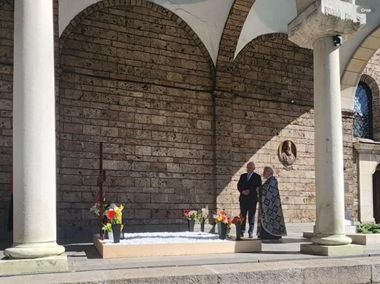 След като обяви министрите: Главчев отиде на гроба на патриарх Неофит 