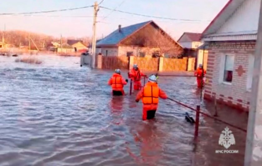 Ситуацията в Оренбург остава критична“ след наводненията, а нивото на