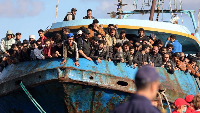 В началото на туристическия сезон хиляди нелегални мигранти пристигат на