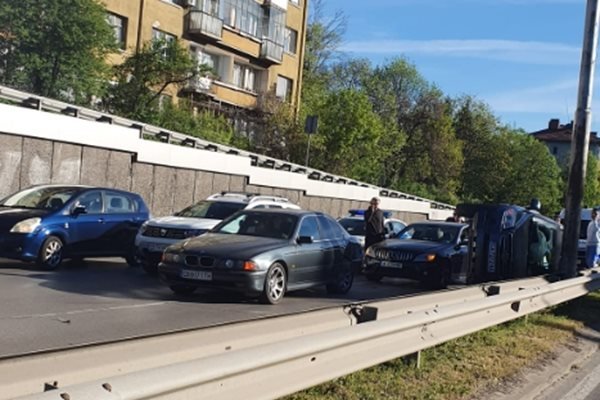 След катастрофа: Обърната кола блокира движението в центъра на София