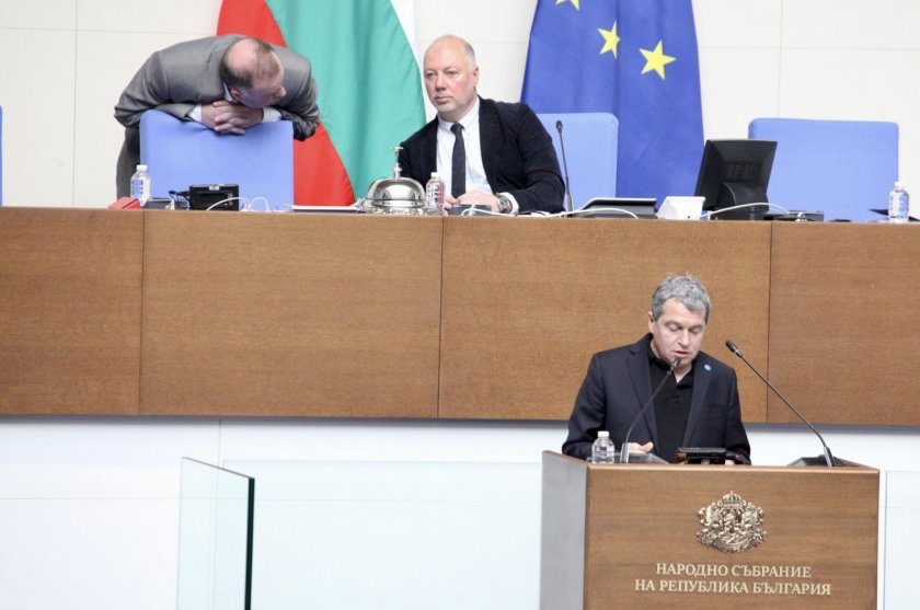 По предложение на Тошко: Парламентът ще заседава, докато "оправи" митниците