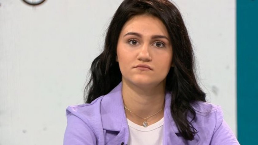 Нарязаната с макетно ножче Дебора възпява насилника си в нова