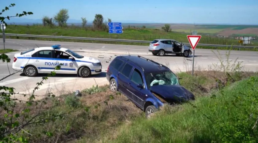 Тежка катастрофа между два автомобила на изхода на Лом в