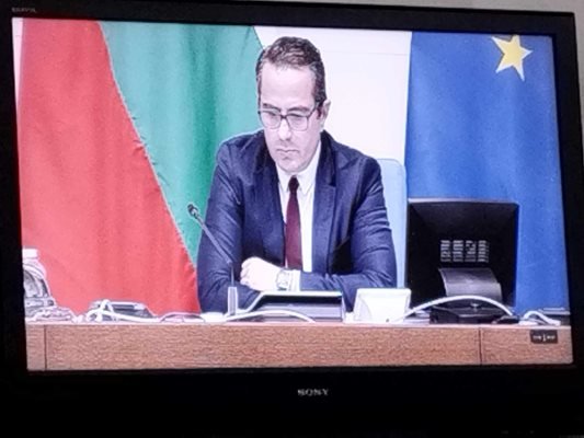 Цончо пое парламента...но за 5 минути 