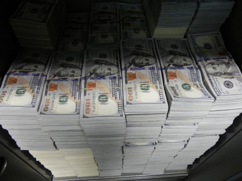 Крадци за откраднали 30 милиона долара в брой от частен