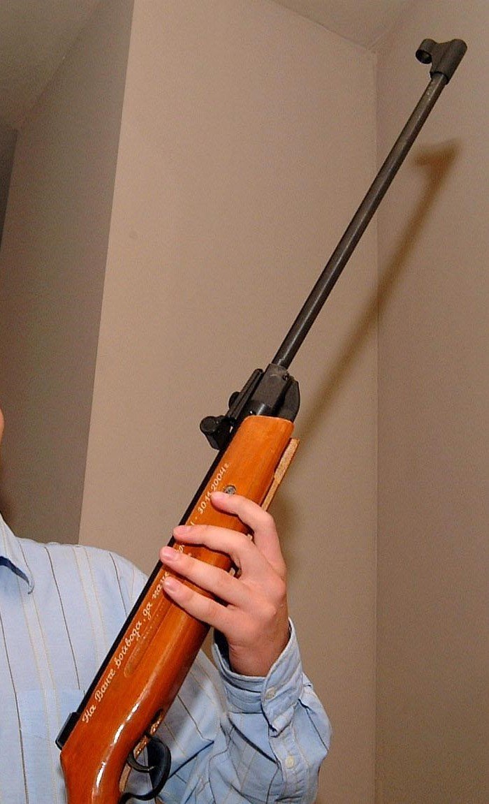 Младеж простреля с въздушна пушка мъж край Плевен