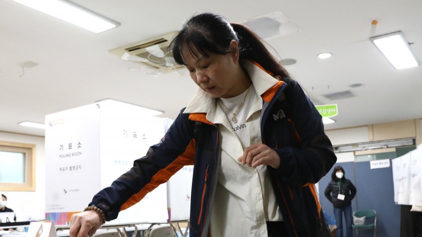 В Южна Корея днес гласуват на парламентарни избори, които са