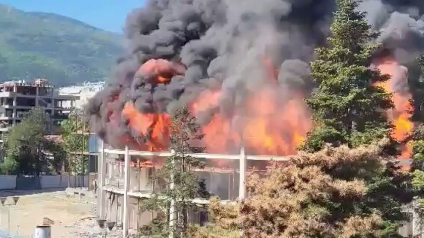 Снимка: Разследват пожара в Универсалната зала в Скопие, дарена от България