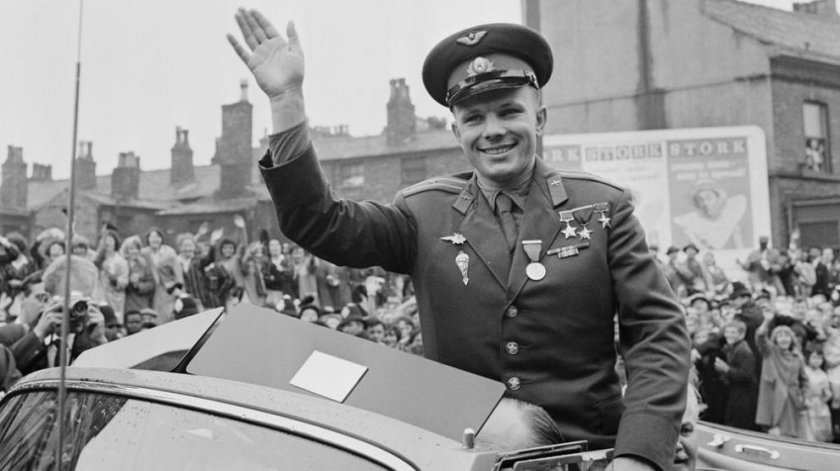 На 12 април 1961 г. Юрий Гагарин става първият човек,