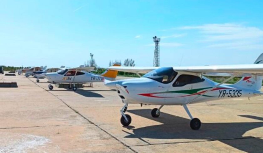 Близо 40 малки самолета кацнаха днес на летището в Балчик.