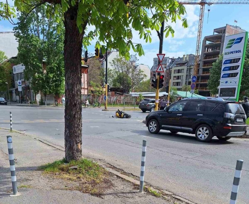 Тежка катастрофа в София, сблъскаха се мотор и кола