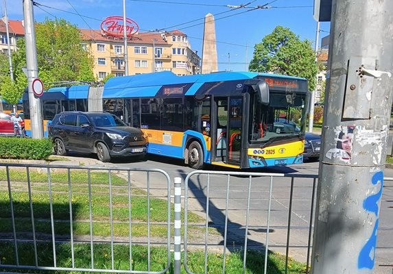 Тролей и джип се удариха на пл. "Руски паметник" в София