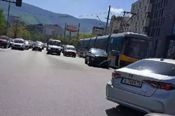 Трамвай и кола се удариха на бул. "България" в София