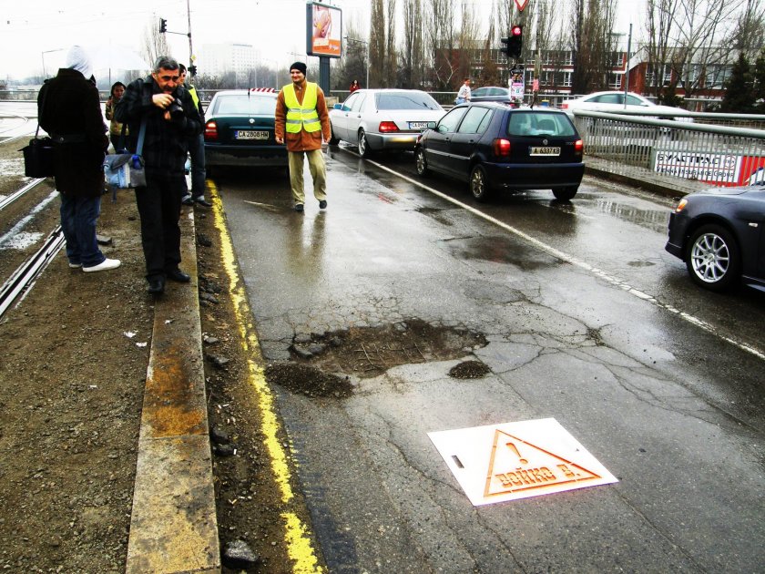 Kуриоз: Кандидат за кмет пълни ръчно дупка в София