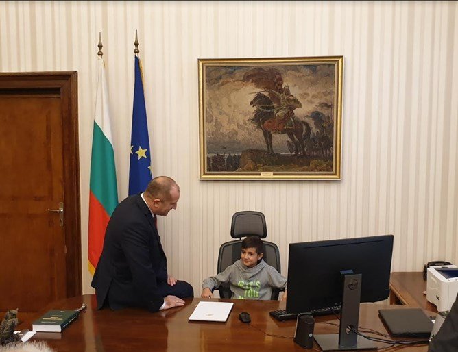 На Дондуков 2: Четвъртокласникът Кристиян седна в стола на президента 