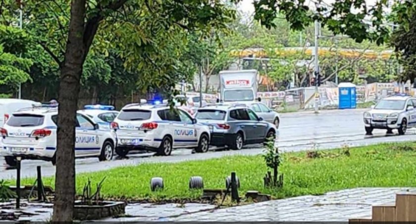 Полицейска акция е в ход в Бургас, 6 патрулки заклещиха БМВ