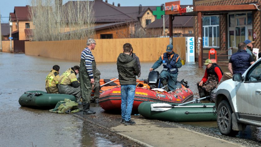 Тежка остава ситуацията в наводнените райони в Русия.Властите в Курганска