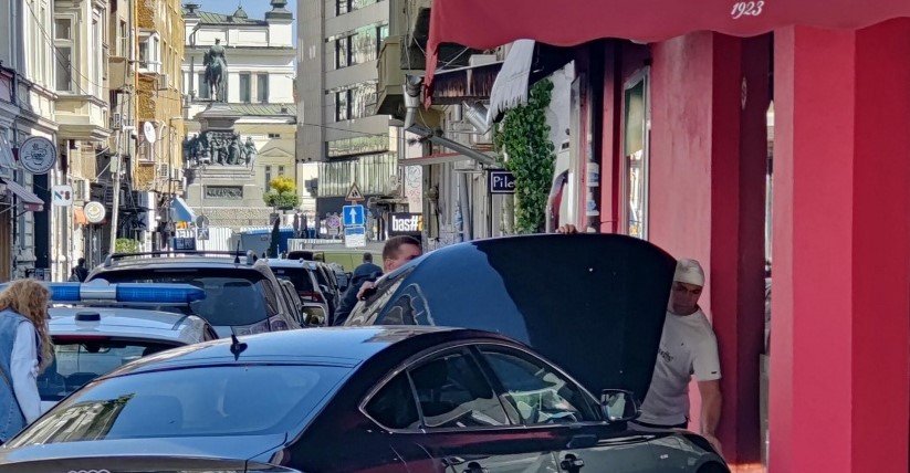 Двегодишно дете се качи в автомобила на баща си, подкара