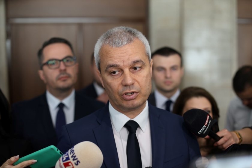 Лидерът на Възраждане Костадин Костадинов обяви, че опозицията внася искане