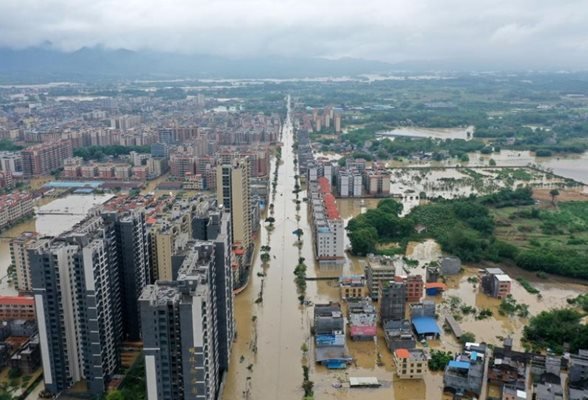 11 изчезнали и десетки евакуирани след силните бури и наводнения в Китай