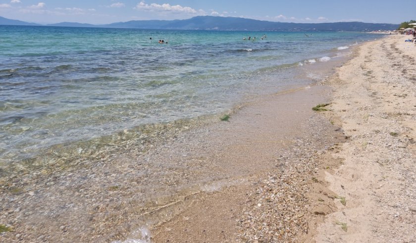 Гърция забрани поставянето на чадъри и шезлонги на 200 плажа в „Натура 2000“