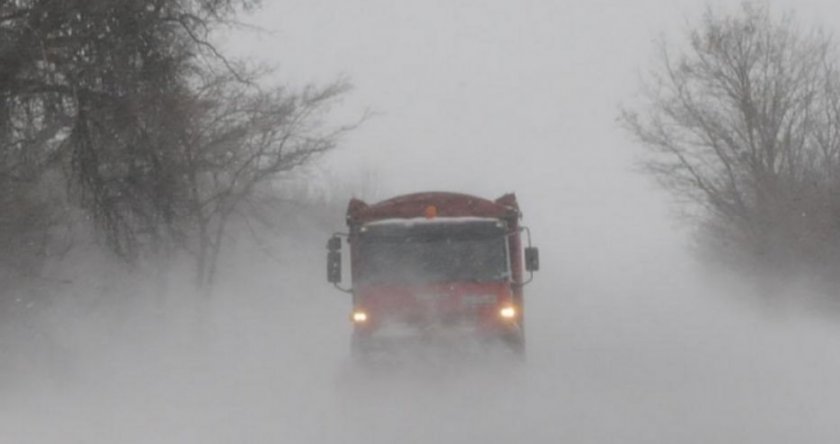Сняг валя днес във високите части на област Смолян. Априлският