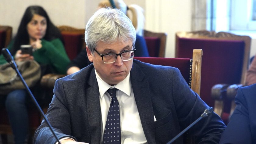 Депутатите гласуваха оставката на шефа на НЗОК Станимир Михайлов, въпреки
