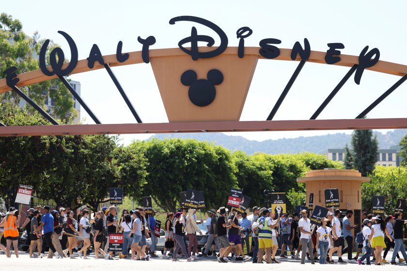 Актьорите на Дисниленд в Калифорния заплашиха с протестни действия. Хората,