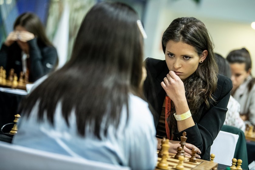 Четири победи и две ремита за българките на Европейското по шахмат