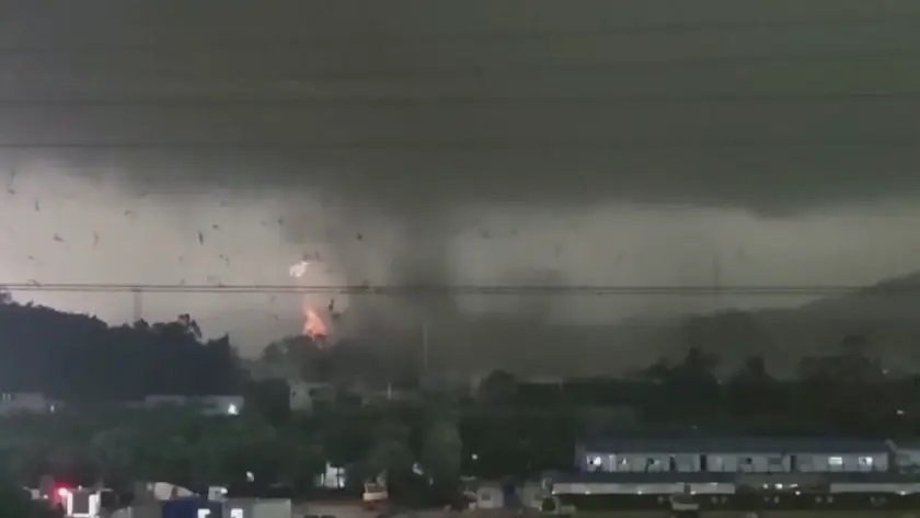 Торнадо връхлетя южния китайски град Гуанджоу. Съобщава се за най-малко