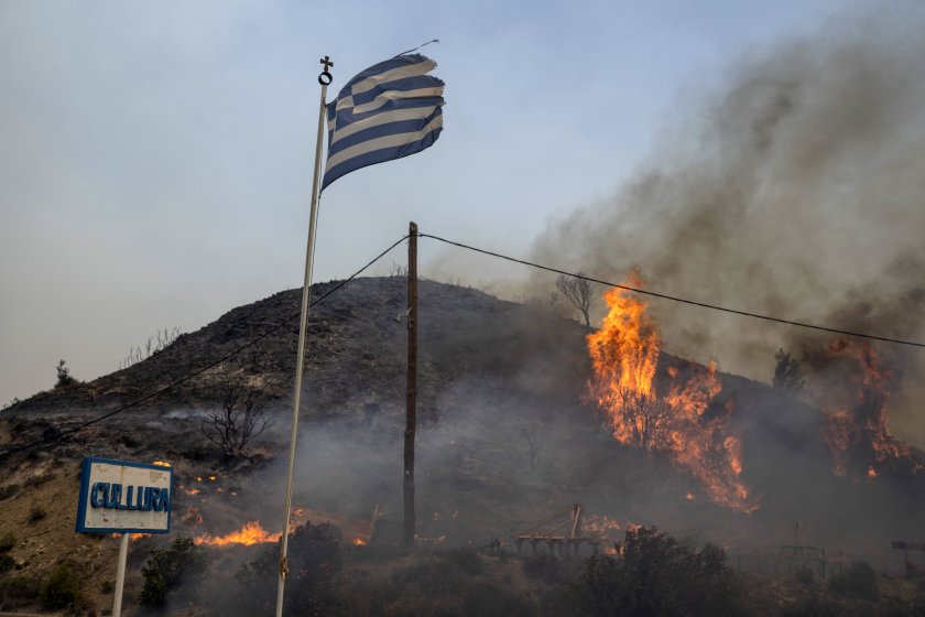 Голям горски пожар на о. Крит до военноморската база на НАТО