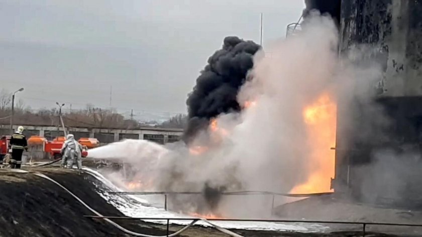 Снимка: Украйна се похвали с удари по два горивни склада в Русия
