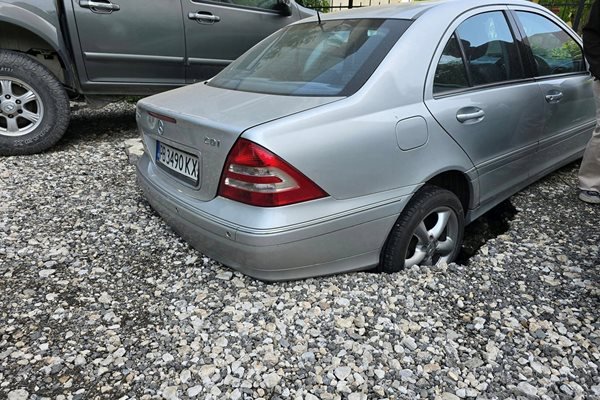 Снимка: Куриоз: Мерцедес пропадна на паркинг в Пловдив, паяк се притече да я вади
