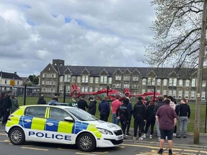 Трима души са били ранени при нападение с нож в средно училище в Уелс, съобщиха от полицията.Нападението е станало в
