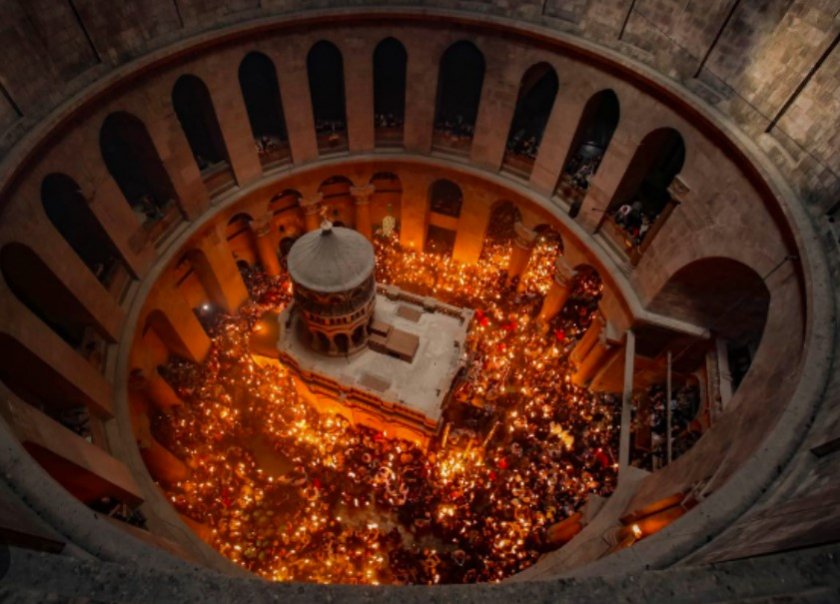 Благодатният огън слиза в Йерусалим в църквата на Божи гроб.