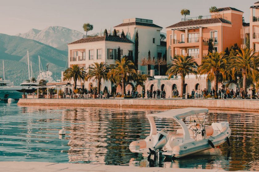 Властите в черногорския град Тиват забраниха разходките по бански