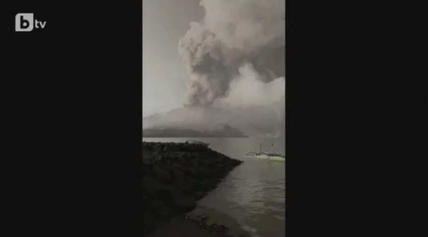 Изригванията на индонезийски вулкан принудиха седем големи летища да спрат работа,