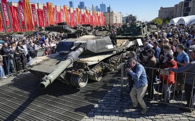 Нетрадиционна изложба в центъра на Москва. Руското Министерство на отбраната