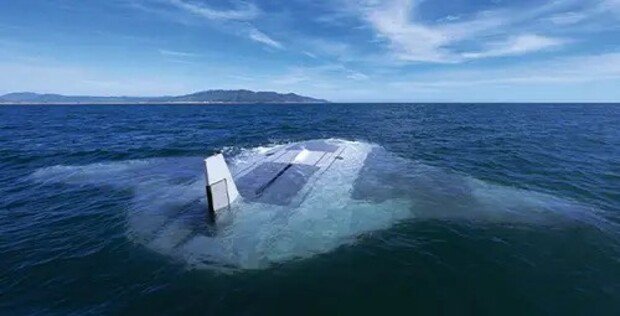 Американска военна подводница, която прилича на гигантски метален скат и