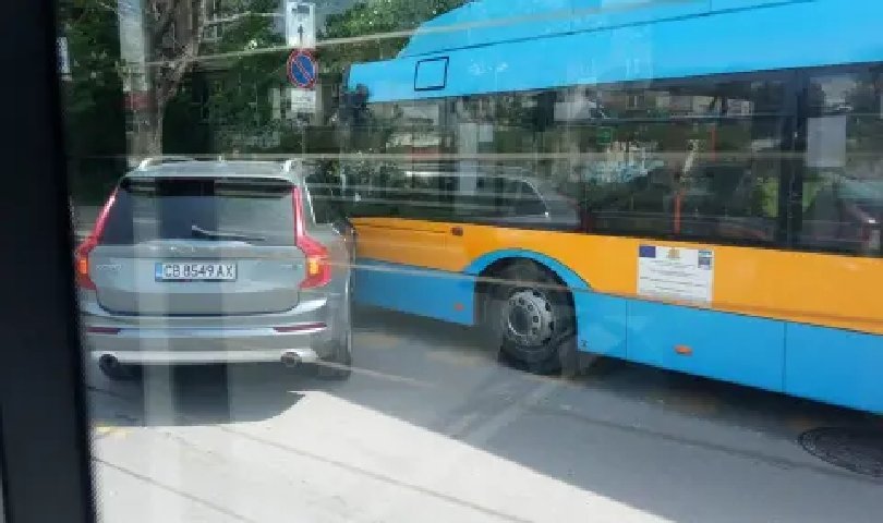 Кола и тролей са се блъснали в столицата на бул.