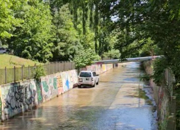 Кола се озова в Перловската река в София