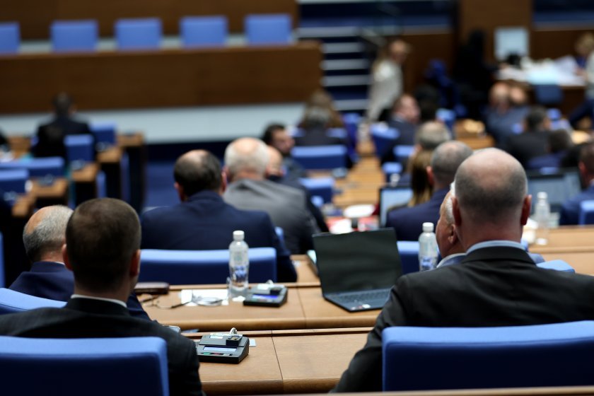 Със 124 гласа за, 52-ма против и 8 въздържали се