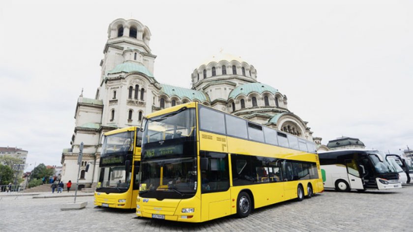 Четири двуетажни автобуси, доставени от Берлин, ще возят гости и