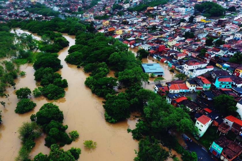 Проливни дъждове отнеха живота на 8 души, а други 21