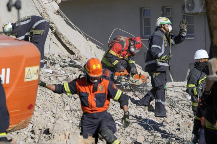 Надеждата за спасяването 44-мата строителни работници, затрупани от дни под руините