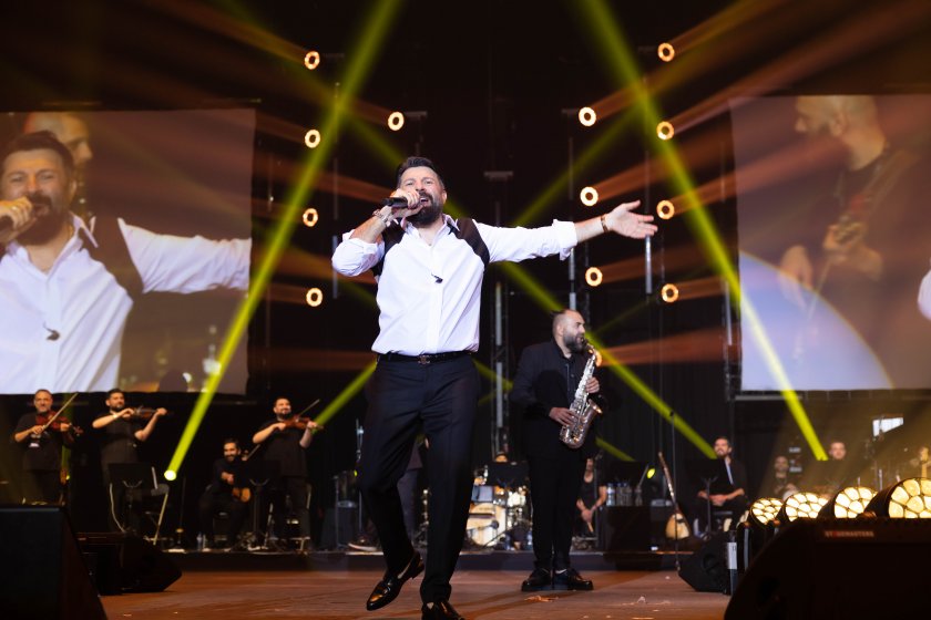 4 часа се оказаха недостатъчни за Тони Стораро да изпее