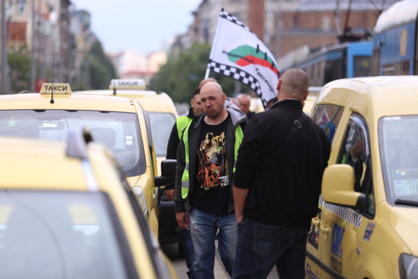 Таксиджии блокират София, нямали стоянки