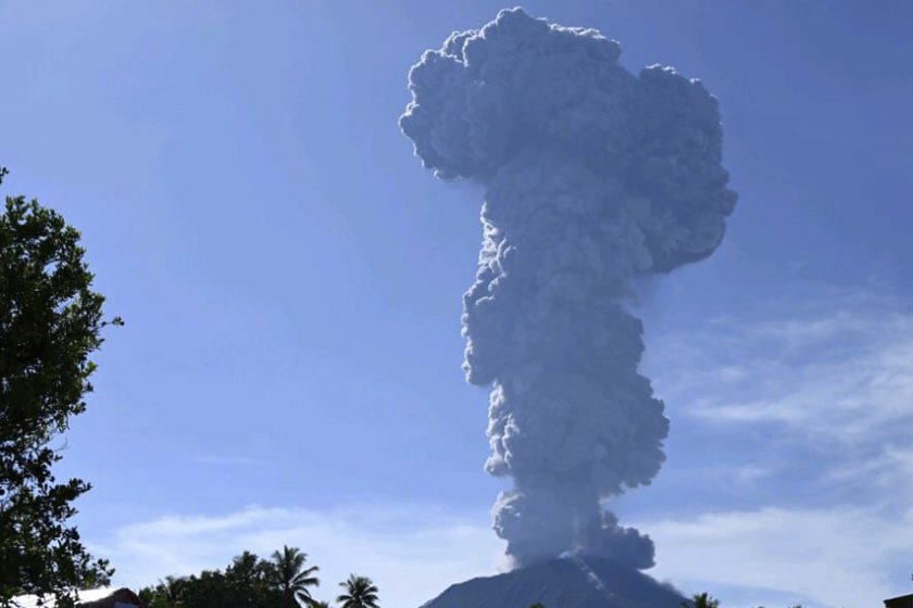 Вулканът Ибу в източна Индонезия изригна, като в продължение на пет минути изхвърляше